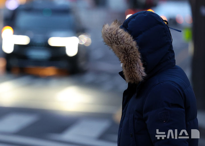 [서울=뉴시스] 이영환 기자 = 강추위가 이어지고 있는 5일 오전 서울 중구 서울시청 인근에서 두꺼운 옷을 입은 시민이 이동하고 있다. 2025.02.05. 20hwan@newsis.com