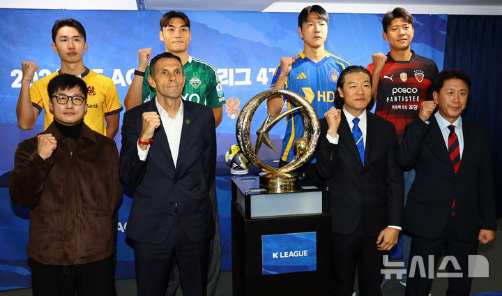 [서울=뉴시스] 박주성 기자 = 5일 오전 서울 종로구 축구회관에서 열린 2024~2025시즌 아시아축구연맹(AFC) 챔피언스리그(ACL)에 참가하는 K리그1 구단 4개 팀 미디어데이에서 윗줄 왼쪽부터 시계방향으로 광주FC 이민기, 전북 현대 모터스 박진섭, 울산 HD 김영권, 포항 스틸러스 전민광, 박태하 포항 감독, 김판곤 울산 감독, 거스 포옛 전북 감독, 이정효 광주 감독이 포즈를 취하고 있다. 2025.02.05. park7691@newsis.com