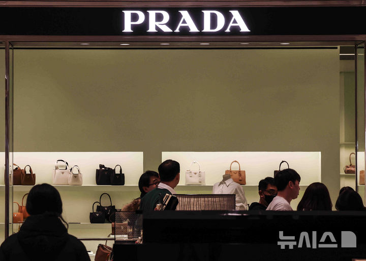 프라다에 케링그룹까지…글로벌 명품 지각변동에 수장교체 잇따라