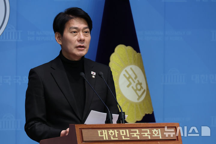[서울=뉴시스] 권창회 기자 = 한민수 더불어민주당 대변인이 지난 2월 9일 오전 서울 여의도 국회 소통관에서 국민의힘 제1야당 대표 전담 특위 및 이진우·여인형 접견 관련 브리핑을 하고 있다. 2025.02.09. kch0523@newsis.com
