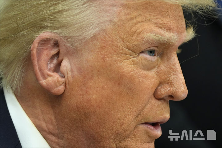 [워싱턴=AP/뉴시스] 도널드 트럼프 미국 대통령이 10일(현지 시간) 백악관 집무실에서 철강과 알루미늄 제품 관세 부과에 관한 포고문에 서명한 후 기자들에게 얘기하고 있다. 트럼프 대통령은 이번 관세에 "예외나 면제 없다"라고 밝혔다. 2025.02.11.