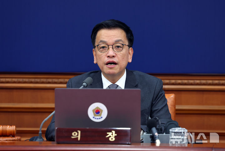 [서울=뉴시스] 최진석 기자 = 최상목 대통령 권한대행 부총리 겸 기획재정부 장관이 11일 서울 종로구 정부서울청사에서 열린 국무회의에서 발언하고 있다. 2025.02.11. myjs@newsis.com