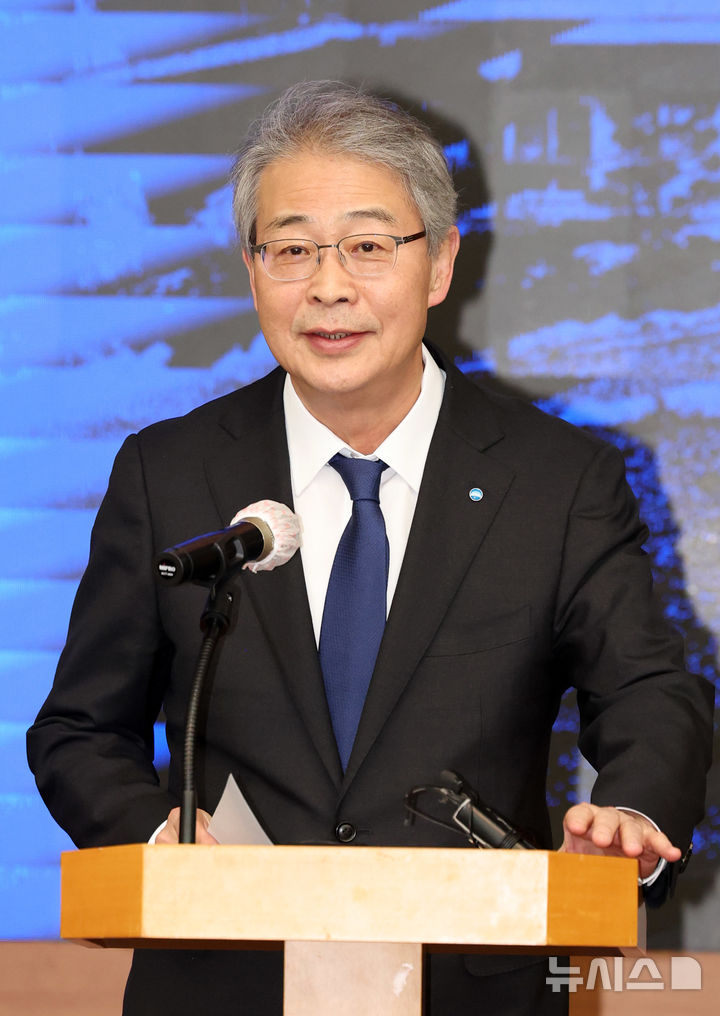 [서울=뉴시스] 추상철 기자 = 임종룡 우리금융그룹 회장이 지난 2월 13일 오전 서울 종로구 한국금융연수원에서 열린 '사외이사 양성 및 역량강화를 위한 업무협약식'에서 인사말을 하고 있다. 2025.02.13. scchoo@newsis.com