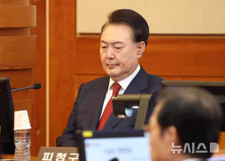 [서울=뉴시스] 사진공동취재단 = 윤석열 대통령이 13일 서울 종로구 헌법재판소에서 열린 탄핵심판 8차 변론에 출석해 있다. 2025.02.13. photo@newsis.com