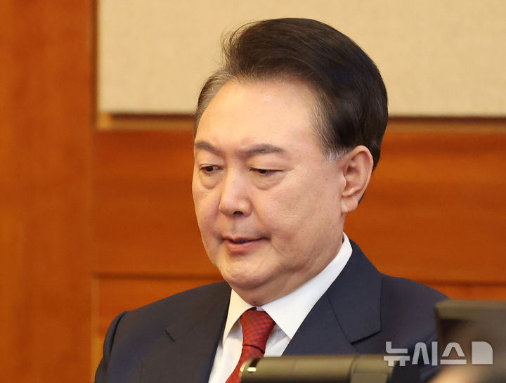 [서울=뉴시스] 사진공동취재단 = 윤석열 대통령이 13일 서울 종로구 헌법재판소에서 열린 탄핵심판 8차 변론에 출석해 있다. 2025.02.13. photo@newsis.com