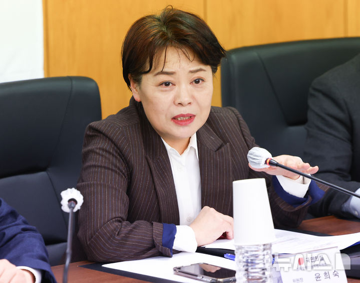 [서울=뉴시스] 황준선 기자 = 윤희숙 국민의힘 여의도연구원장이 6일 "단일화할 마음 없다면 김문수 후보는 후보 자격 내려놓고 길을 비키라"고 말했다. 사진은 윤 당시 국민의힘 경제활력민생특위 위원장이 지난 2월13일 오후 서울 여의도 소상공인연합회에서 열린 국민의힘 경제활력민생특위-소상공인연합회 간담회에서 발언하고 있는 모습. 2025.02.13. hwang@newsis.com