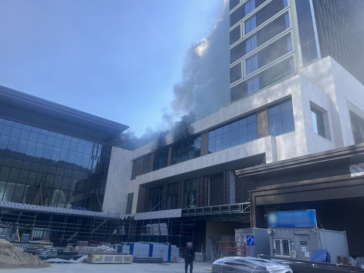 [부산=뉴시스] 원동화 기자 = 부산 기장군 반얀트리 해운대 부산 호텔 신축 공사현장에서 14일 오전 불이 나 6명이 숨졌다. (사진=부산경찰청 제공) 2025.02.14. photo@newsis.com *재판매 및 DB 금지