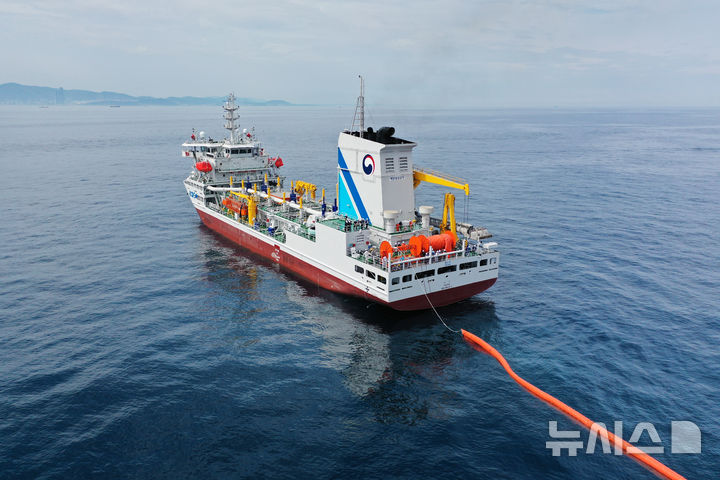 대형 방제선 엔담호, 강릉에 1천톤 긴급 급수 지원