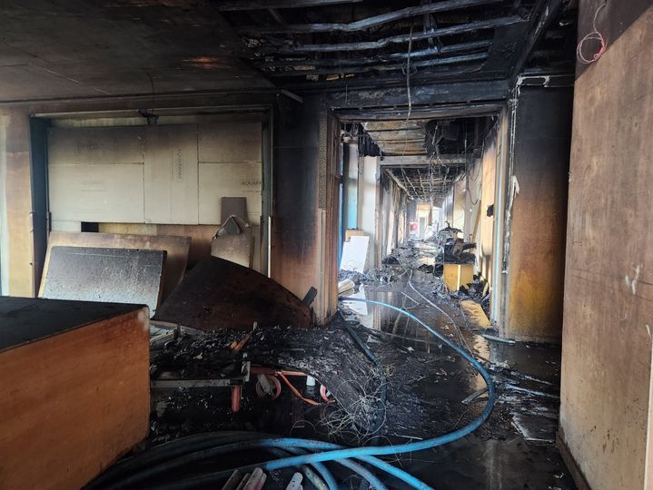 [부산=뉴시스] 원동화 기자 = 14일 오전 화재가 난 부산 기장군 '반얀트리 해운대 부산' 호텔 신축 공사장 모습. 소방당국은 B동 1층 내부 인테리어 작업 중 단열재에서 불이 시작된 것으로 추정했다. (사진=부산소방재난본부 제공) 2025.02.14. photo@newsis.com *재판매 및 DB 금지