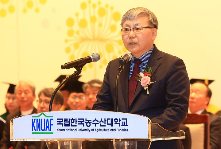 [전주=뉴시스] 강종민 기자 = 한국농수산대학교는 전국 200여 개 장기 현장실습장을 대상으로 안전점검을 추진한다고 15일 밝혔다. 사진은 지난 2월 14일 전북 전주시 덕진구 국립한국농수산대학교에서 열린 제26회 학위수여식에서 이주명 총장이 식사를 하고 있는 모습. (사진=한농대 제공) 2025.02.14. photo@newsis.com *재판매 및 DB 금지