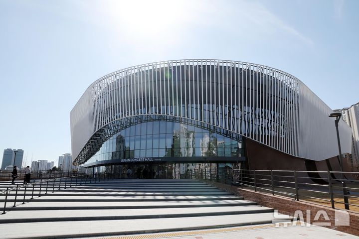  [부산=뉴시스] 하경민 기자 = 부산시 클래식부산은 17일 부산 최초의 클래식 전용 공연장인 '부산콘서트홀'과 개관 페스티벌 프로그램을 공개했다. 6월20일 개관하는 부산콘서트홀은 지하 1층, 지상 3층 규모로 대공연장(2011석)과 소공연장(400석)을 보유하고 있다. 또 최적의 클래식 공연을 위한 다양한 설비는 물론 비수도권 최초로 파이프오르간(파이프 수 4406개, 스탑 62개)이 설치됐다. 2025.02.17. yulnetphoto@newsis.com