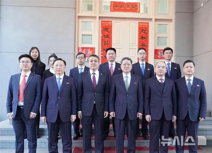 [베이징=뉴시스] 왕야쥔 주북한 중국대사가 지난 18일 대사관에서 차관급인 박명호 북한 외무성 부상과 만났다고 주북 중국대사관이 19일 밝혔다.(사진=주북한 중국대사관 홈페이지 갈무리) 2025.02.19 photo@newsis.com
