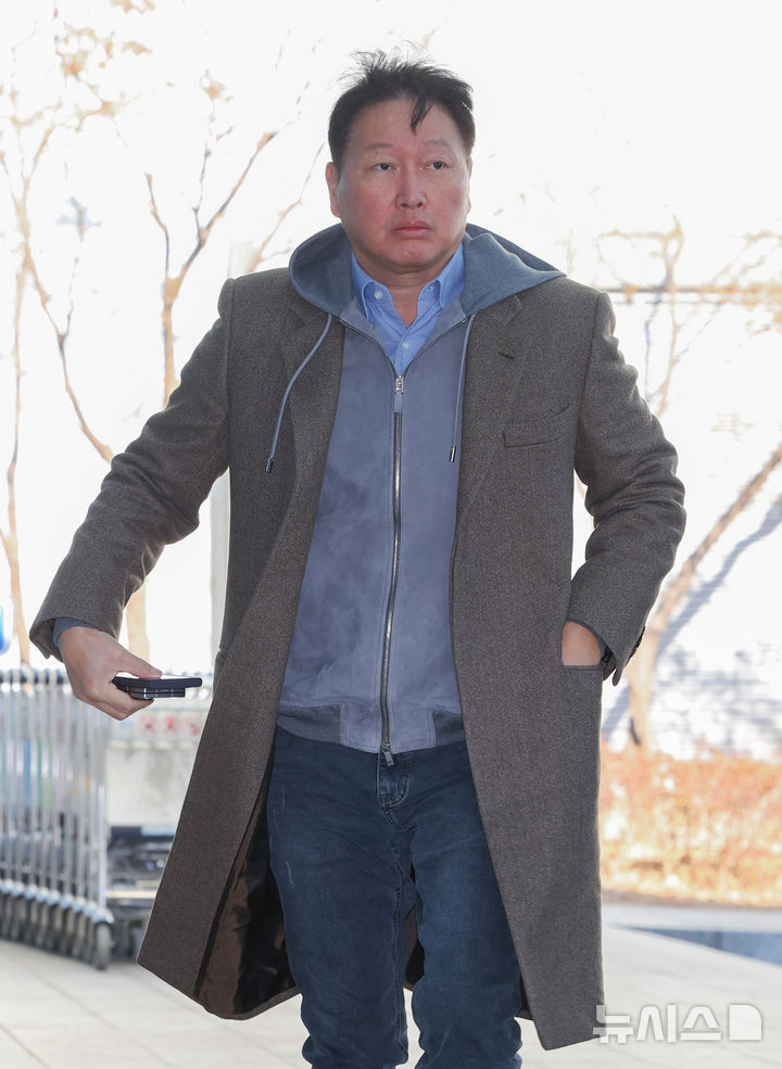 [서울=뉴시스] 황준선 기자 = 최태원 SK그룹 겸 대한상공회의소 회장이 대미(對美) 통상 아웃리치 사절단 활동을 위해 19일 오전 서울 강서구 김포비즈니스항공센터를 통해 미국으로 출국하고 있다. 최 회장을 비롯한 20여개 그룹 관계자들로 구성된 대미(對美) 통상 아웃리치 사절단은 도널드 트럼프 미국 대통령의 관세 정책에 대응하기 위해 백악관 고위 당국자와 미국 의회 주요 의원들과 만나 관세를 비롯한 통상 정책을 논의할 예정이다. 2025.02.19. hwang@newsis.com