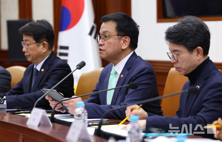[서울=뉴시스] 최진석 기자 = 최상목 대통령 권한대행 부총리 겸 기획재정부 장관이 19일 서울 종로구 정부서울청사에서 열린 민생경제점검회의에서 발언하고 있다. 왼쪽부터 박상우 국토교통부 장관, 최 대통령 권한대행, 김완섭 환경부 장관. 2025.02.19. myjs@newsis.com