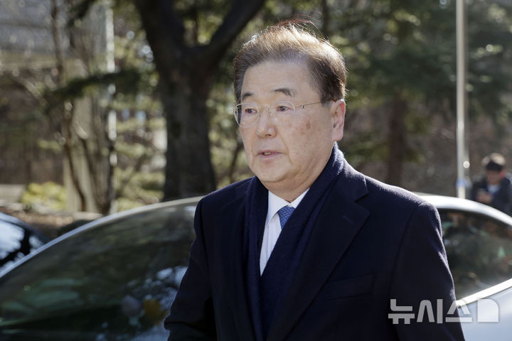 [서울=뉴시스] 최동준 기자 = 서울중앙지법 형사합의27부(부장판사 우인성)는 이날 직권남용권리행사방해 등 혐의를 받는 정의용 전 국가안보실장, 정경두 전 국방부 장관과 서주석 전 국가안보실 1차장의 1차 공판준비기일을 진행했다. 사진은 정 전 실장. 2025.02.19. photocdj@newsis.com