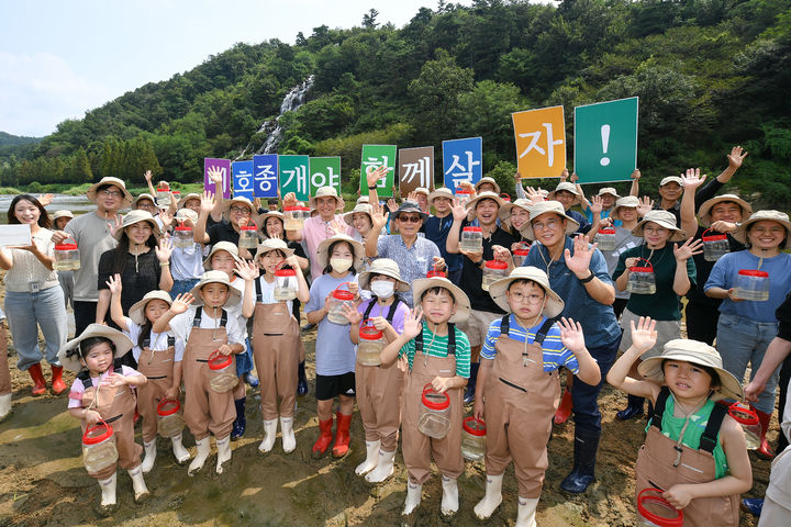 [서울=뉴시스] 사회공헌 활동에 참여 중인 현대모비스 임직원과 그 가족들. (사진=현대모비스 제공) 2025.02.20 photo@newsis.com *재판매 및 DB 금지