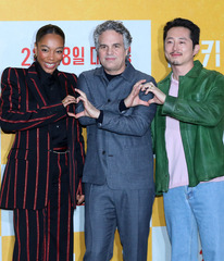 빌리 아일리시가 쏜 신호탄, 헐크도 참전…할리우드 진보-보수 전쟁