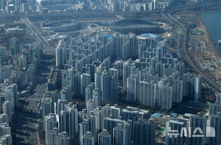 서울 송파구 롯데월드타워 전망대 서울스카이에서 바라본 잠실동 아파트 모습. 뉴시스 자료사진.