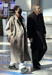 김민희·홍상수 공항 목격담 확산…혼외자 아들과 함께