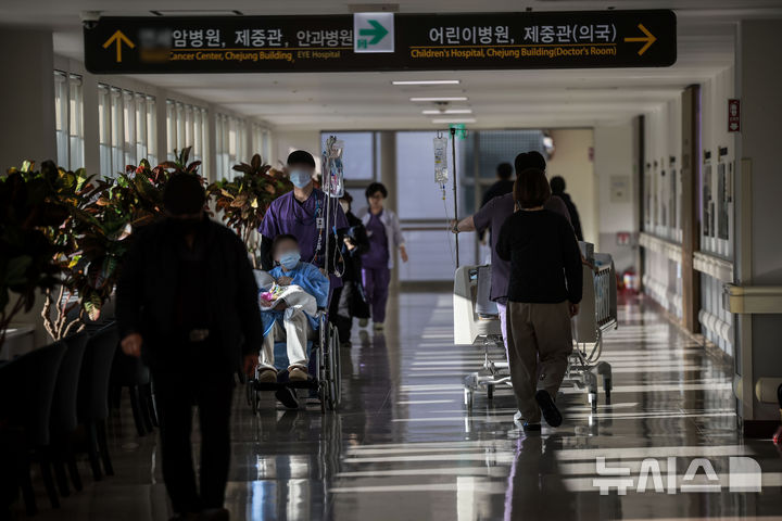 [서울=뉴시스] 정병혁 기자 = 의정갈등이 1년째 지속되고 있는 21일 서울시내 한 대학병원에서 환자와 의료진이 이동하고 있다. 2025.02.21. jhope@newsis.com