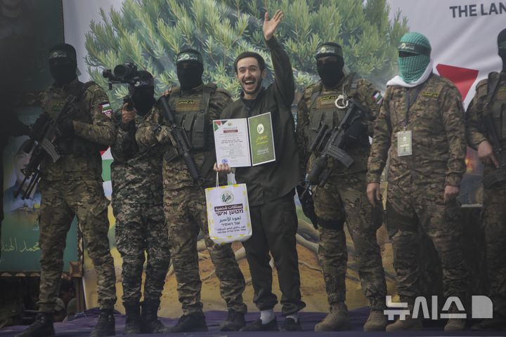 [누세이라트=AP/뉴시스]지난 2월 22일 가자지구 누세이라트에서 이스라엘 인질 오메르 솀이 석방 전 군중을 향해 손을 흔들고 있다. 트럼프 미국 대통령은 5월 6일 생존 인질이 3명 더 죽어 남은 건 21명 뿐이라고 밝혔다. 2025.05. 07.