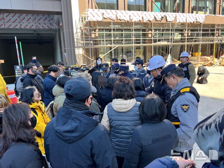 [부산=뉴시스] 원동화 기자 = 22일 오전 부산 기장군 오시리아 반얀트리 해운대 부산 신축 공사장 화재 현장을 방문한 유족이 사고 현장 방문과 관련해 경찰과 대치를 하고 있다. 2025.02.22 dhwon@newsis.com