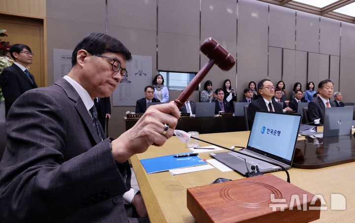 [서울=뉴시스] 사진공동취재단 = 이창용 한국은행 총재가 25일 오전 서울 중구 한국은행 본관에서 열린 금융통화위원회 본회의에서 의사봉을 두드리고 있다. 2025.02.25. photo@newsis.com