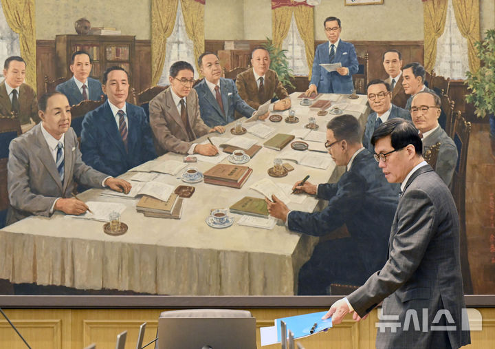 [서울=뉴시스] 사진공동취재단 = 이창용 한국은행 총재가 25일 오전 서울 중구 한국은행 본관에서 열린 금융통화위원회 본회의에 참석하고 있다. 2025.02.25. photo@newsis.com