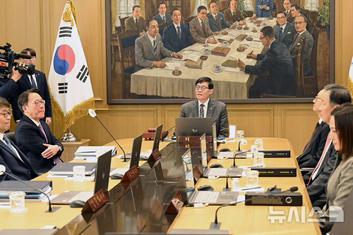 [서울=뉴시스] 사진공동취재단 = 이창용 한국은행 총재가 25일 오전 서울 중구 한국은행 본관에서 열린 금융통화위원회 본회의에 참석해 발언하고 있다. 2025.02.25. photo@newsis.com