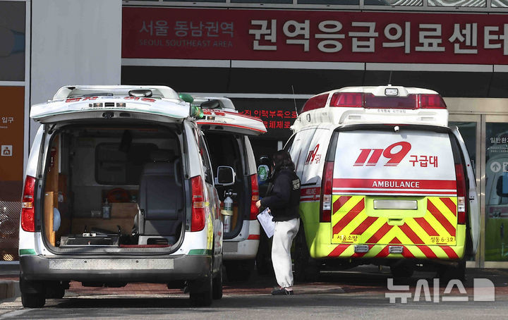 [서울=뉴시스] 지난 2월 25일 서울 시내의 한 대학병원 응급실 앞에 구급차들이 대기하고 있다. <사진은 해당 기사와 관련 없음> (사진=뉴시스DB). 2025.05.15. photo@newsis.com