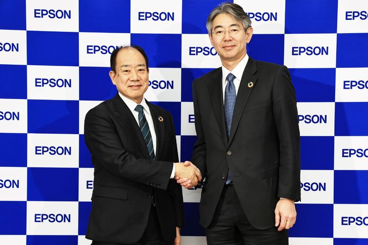 [서울=뉴시스]세이코엡손이 오는 4월 1일부로 요시다 준키치(사진 오른쪽) 본부장을 신임 대표이사(사장)로 공식 임명한다. 요시다 신임 사장이 오가와 야스노리 사장과 악수하고 있다. (사진=한국엡손 제공) photo@newsis *재판매 및 DB 금지