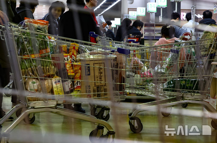 [서울=뉴시스] 황준선 기자 = 사진은 지난 3월 2일 서울 시내 한 대형마트에서 시민들이 장을 보고 있다. 2025.03.02. hwang@newsis.com