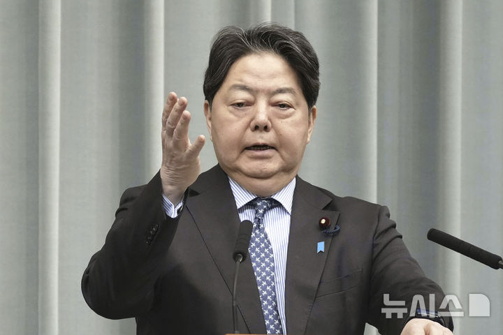 [도쿄=AP/뉴시스] 일본 정부는 중러가 공동 성명에서 일본의 군국주의에 대해 지적하자 9일 일본 정부는 사실이 아니라며 반발했다. 사진은 지난 3월 3일 도쿄에서 기자회견에 참석한 하야시 요시마사 일본 관방장관. 2025.05.09.