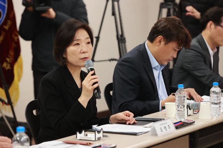 [서울=뉴시스] 오영주 중소벤처기업부 장관이 지난 12일 경기 화성시 지제이알미늄에서 열린 '미 철강·알루미늄 관세 부과에 따른 수출 중소기업 현장 간담회'에서 발언하고 있다. (사진=중소벤처기업부 제공) 2025.03.13. photo@newsis.com *재판매 및 DB 금지