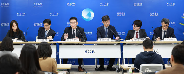 13일 오전 서울 중구 한국은행에서 열린 통화신용정책보고서(2025년 3월) 설명회 사진 왼쪽부터 이지은 경기동향팀장, 박영환 정책기획부장, 박종우 부총재보, 최창호 통화정책국장, 박충원 정책협력팀장, 유재현 국제총괄팀장(서진제공=한국은행) *재판매 및 DB 금지