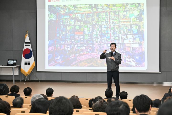 [울산=뉴시스] 지난 3월 13일 울산 중구 태화새마을금고 강당에서 '태화동 뉴:빌리지 도시재생사업' 주민설명회가 열린 가운데 김영길 중구청장이 인사말을 하고 있다. (사진=울산 중구 제공) photo@newsis.com *재판매 및 DB 금지