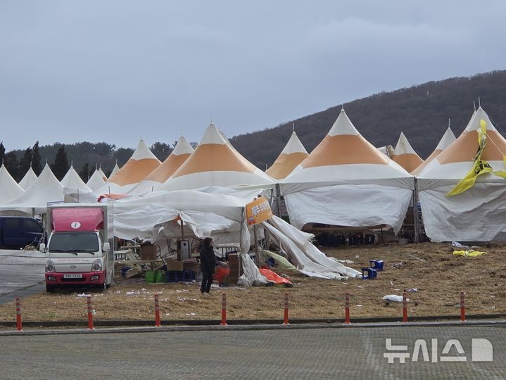 [제주=뉴시스] 15일 제주시 애월읍 새별오름 일대 제주들불축제 현장에 강풍이 불면서 천막 등이 쓰러져 있다. (사진=제주시 제공) 2025.03.15. photo@newsis.com 