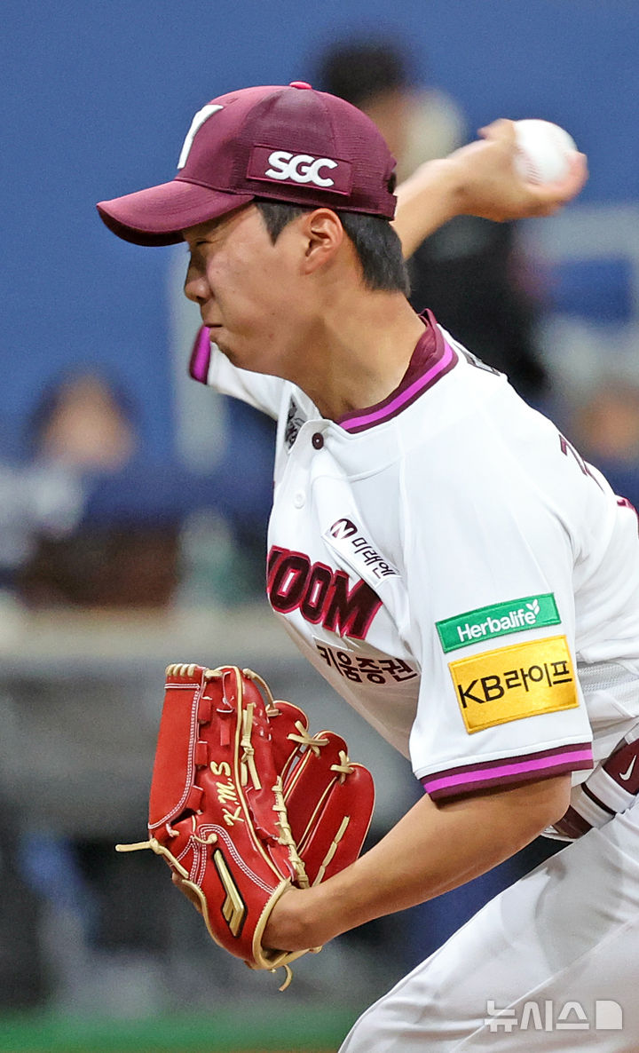 [서울=뉴시스] 김금보 기자 = 16일 오후 서울 구로구 고척스카이돔에서 열린 2025 프로야구 키움 히어로즈와 두산 베어스의 시범경기, 6회초 키움 김연주가 공을 던지고 있다. 2025.03.16. kgb@newsis.com