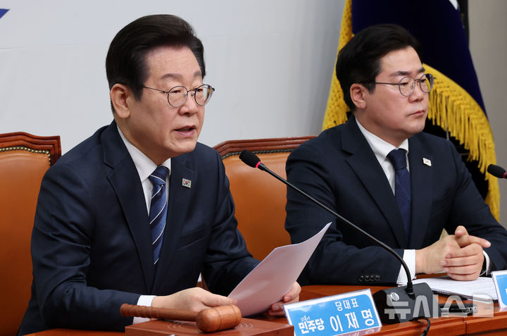 [서울=뉴시스] 조성우 기자 = 이재명(왼쪽) 더불어민주당 대표가 17일 오전 서울 여의도 국회에서 열린 최고위원회의에서 발언하고 있다. 오른쪽은 박찬대 원내대표. 2025.03.17. xconfind@newsis.com
