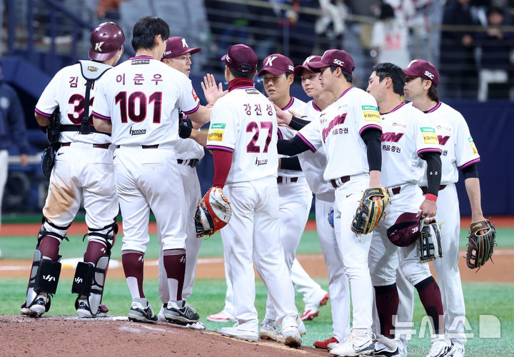 KBO 시범경기 마지막 날, 강설로 4경기 취소…키움-롯데전은 진행
