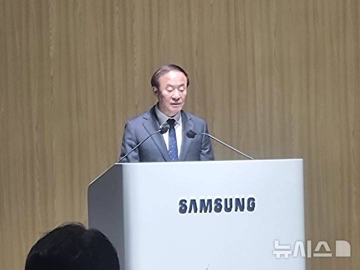 [수원=뉴시스]이지용 기자 = 삼성전자 디바이스솔루션(DS)부문장인 전영현 부회장이 19일 경기 수원컨벤션센터에서 열린 정기 주주총회에서 발언하고 있다. leejy5223@newsis.com 