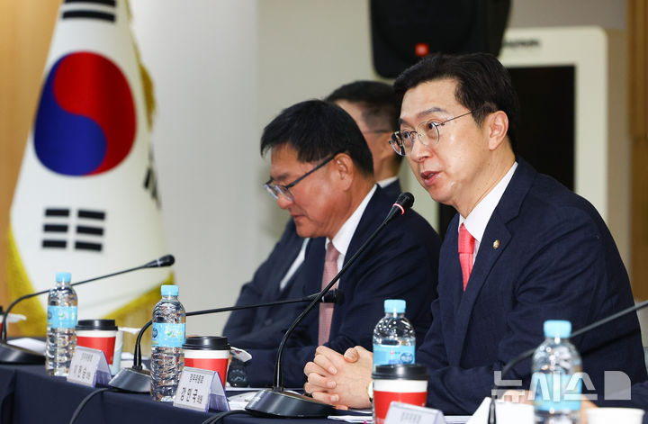 [서울=뉴시스] 황준선 기자 = 강민국 국회 정무위원회 간사가 19일 오전 서울 종로구 생명보험교육문화센터에서 열린 보험산업 경쟁력 제고를 위한 국민의힘-보험업계 현장간담회에서 발언하고 있다. 2025.03.19. hwang@newsis.com