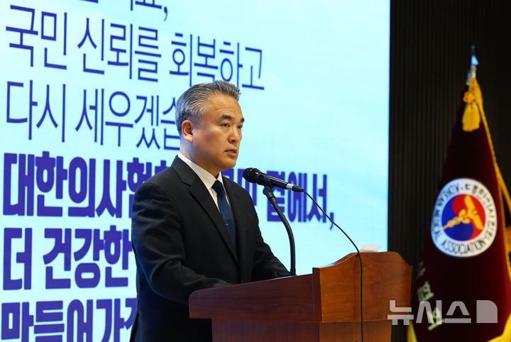 [서울=뉴시스] 박주성 기자 = 김성근 대한의사협회 대변인이 16일 서울 용산구 의협회관에서브리핑을 하고 있다. 2025.05.16. park7691@newsis.com