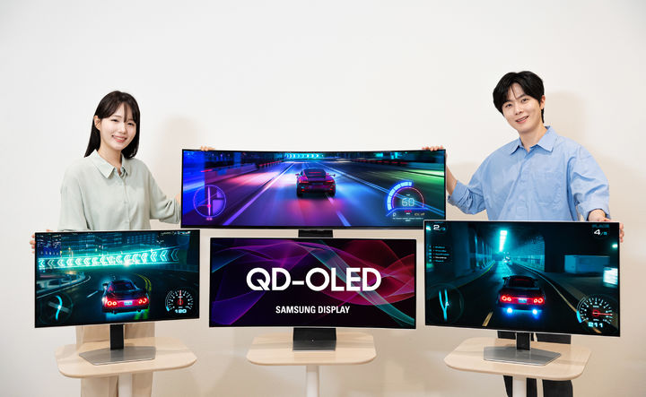 [서울=뉴시스]삼성디스플레이의 27형, 31.5형, 34형, 49형 QD-OLED가 탑재된 최신 모니터 제품. (사진=삼성디스플레이 제공) photo@newsis.com *재판매 및 DB 금지