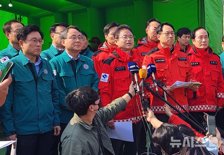 [의성=뉴시스] 김진호 기자 = 경북 의성군에서 발생한 대형 산불과 관련, 23일 오전 의성군 안평면사무소에서 1차 브리핑이 열리고 있다. 왼쪽부터 박형수 의원, 고기동 행안부 장관 직무대행(행안부 차관), 이철우 경북도지사, 임하수 남부지방산림청장, 김주수 의성군수. 2025.03.23. kjh9326@newsis.com