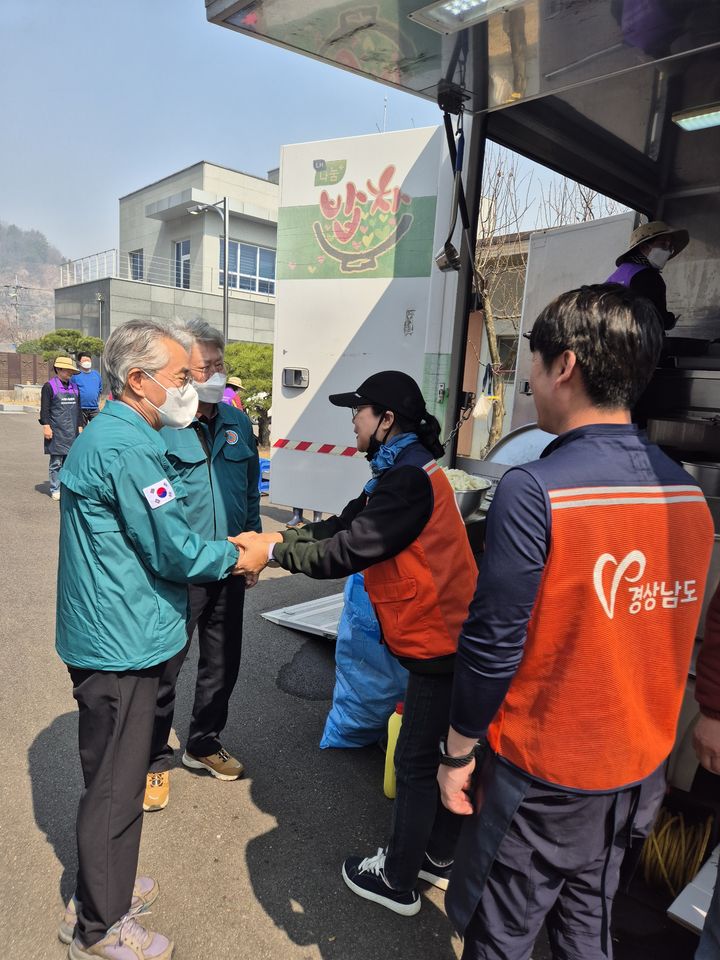[창원=뉴시스]김기진 기자=23일 박종훈 경남교육감이 단성초와 단성중학교 현장을 방문해 대피소가 설치된 체육관 인근에서 자원봉사원들을 만나고 있다. 지난 21일 경남 산청군에서 발생한 대형 산불로 주민 400여명이 단성중학교 체육관 등 13곳으로 대피했다. (사진=경남교육청 제공) 2025.03.23.photo@newsis.com *재판매 및 DB 금지