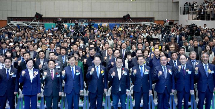 [나주=뉴시스] 23일 오후 전남 나주종합스포츠파크 다목적체육관에서 열린 '대혁신 호남포럼 창립대회'에서 기념사진을 찍고 있다. (사진 = 대혁신 호남포럼 제공) 2025.03.23. photo@newsis.com *재판매 및 DB 금지