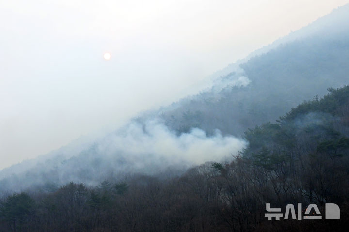 [산청=뉴시스] 차용현 기자 = 23일 오전 경남 산청군에서 발생한 대형 산불이 3일째 이어지고 있는 가운데 산청군 시천면 일대가 흰 연기로 뒤덮여 있다. 2025.03.23. con@newsis.com