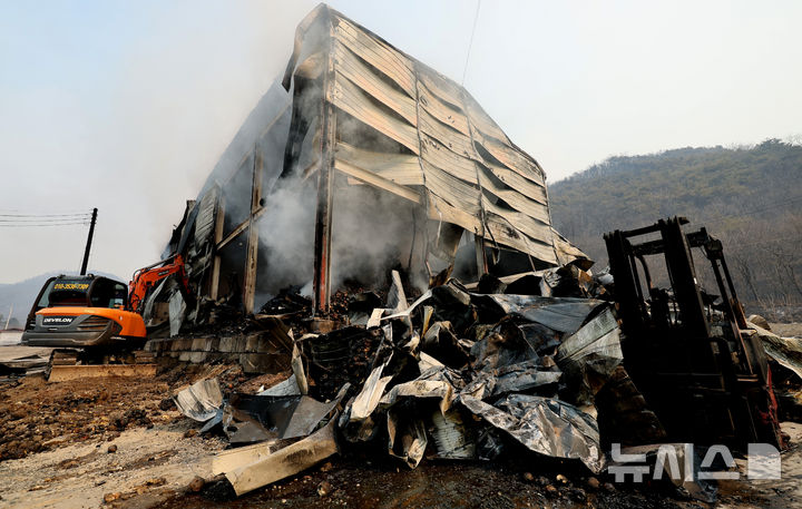 [의성=뉴시스] 이무열 기자 = 경북 의성군 산불 발생 이틀째인 23일 의성읍 한 농산물 선별센터가 산불로 전소돼 있다. 2025.03.23. lmy@newsis.com