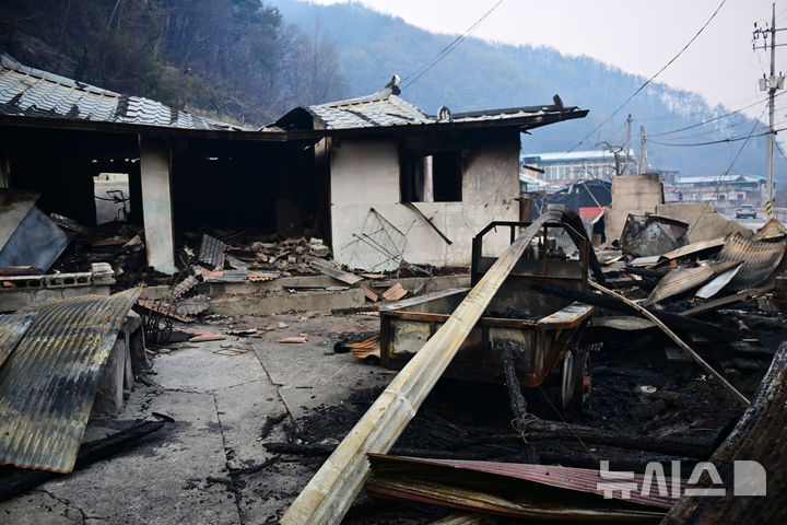 [산청=뉴시스] 차용현 기자 = 23일 오후 경남 산청군에서 발생한 대형 산불이 3일째 이어지고 있는 가운데 산청군 정태마을 한 주택이 산불로 전소돼 폐허가 돼 있다. 2025.03.23. con@newsis.com
